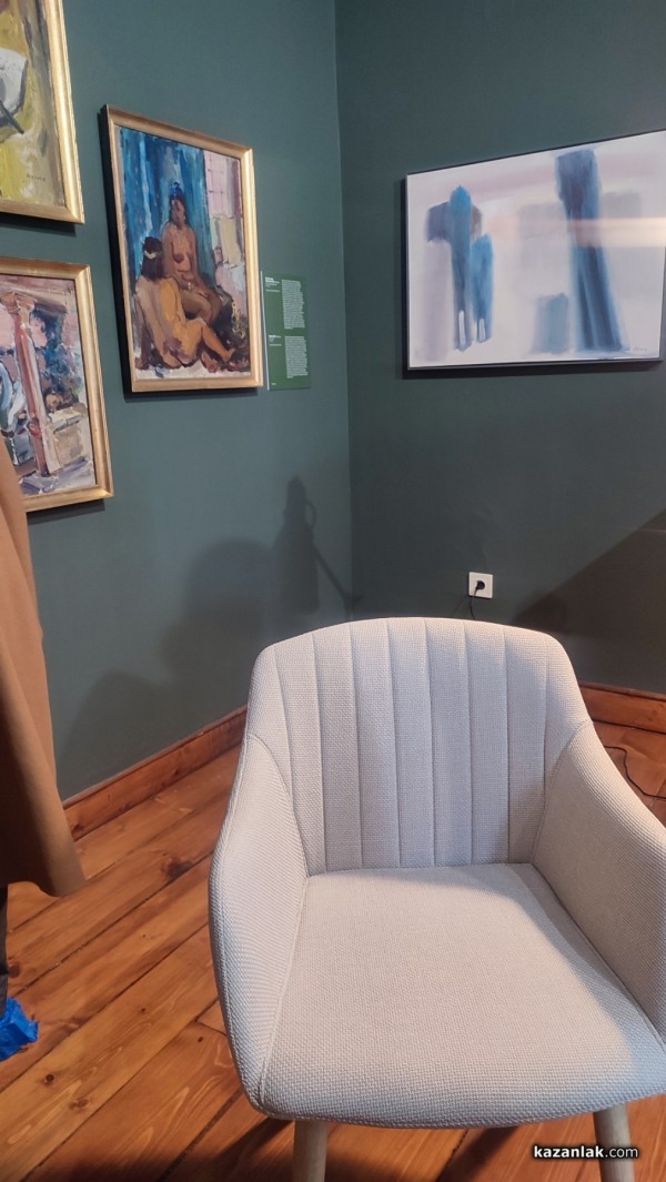 Над 30 творби, разделени в четири артистични пространства, показва новата експозиция на Дечко Узунов