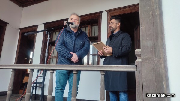 Над 30 творби, разделени в четири артистични пространства, показва новата експозиция на Дечко Узунов