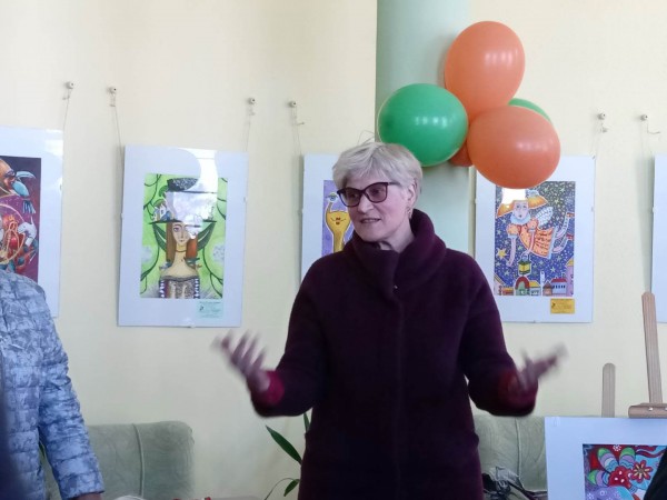 28 творби на малки художници “нашариха“ фоайето на библиотеката