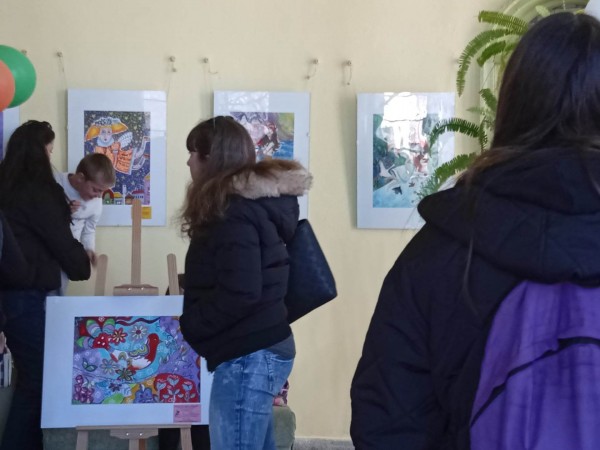 28 творби на малки художници “нашариха“ фоайето на библиотеката