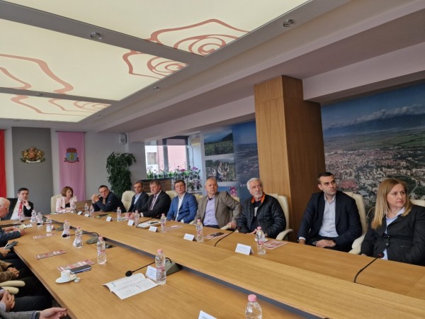 Служебният министър на икономиката Никола Стоянов посети Казанлък по покана на кмета Галина Стоянова