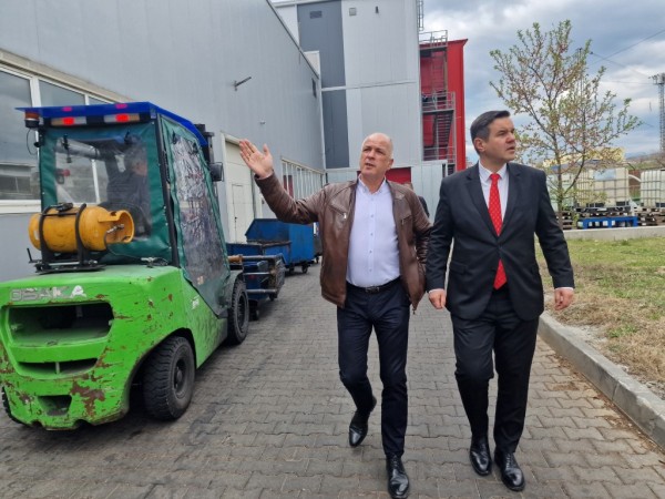 Служебният министър на икономиката Никола Стоянов посети Казанлък по покана на кмета Галина Стоянова