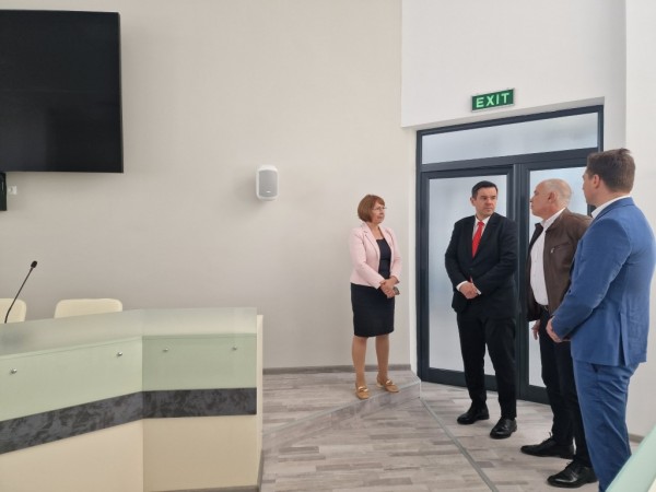 Служебният министър на икономиката Никола Стоянов посети Казанлък по покана на кмета Галина Стоянова