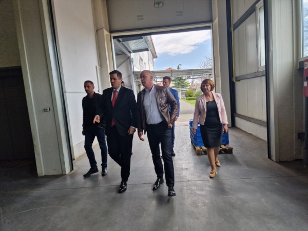 Служебният министър на икономиката Никола Стоянов посети Казанлък по покана на кмета Галина Стоянова