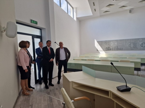 Служебният министър на икономиката Никола Стоянов посети Казанлък по покана на кмета Галина Стоянова