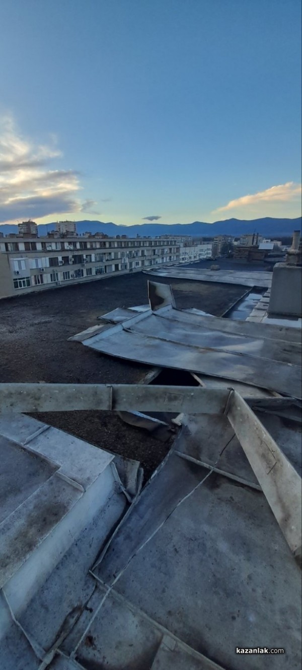 Бурята отнесе част от ламарините на покрива на казанлъшки блок