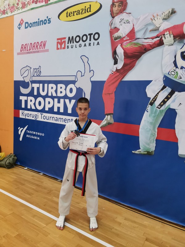 С общо 16 медала се завърнаха таекуондистите ни от международния турнир в Горна Малина