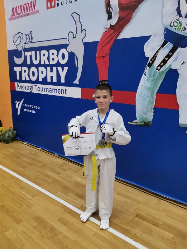 С общо 16 медала се завърнаха таекуондистите ни от международния турнир в Горна Малина