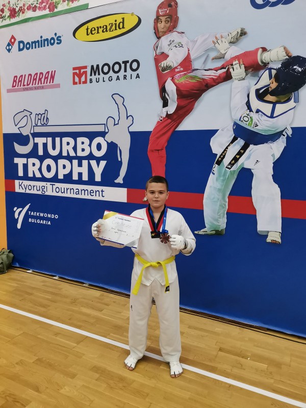 С общо 16 медала се завърнаха таекуондистите ни от международния турнир в Горна Малина