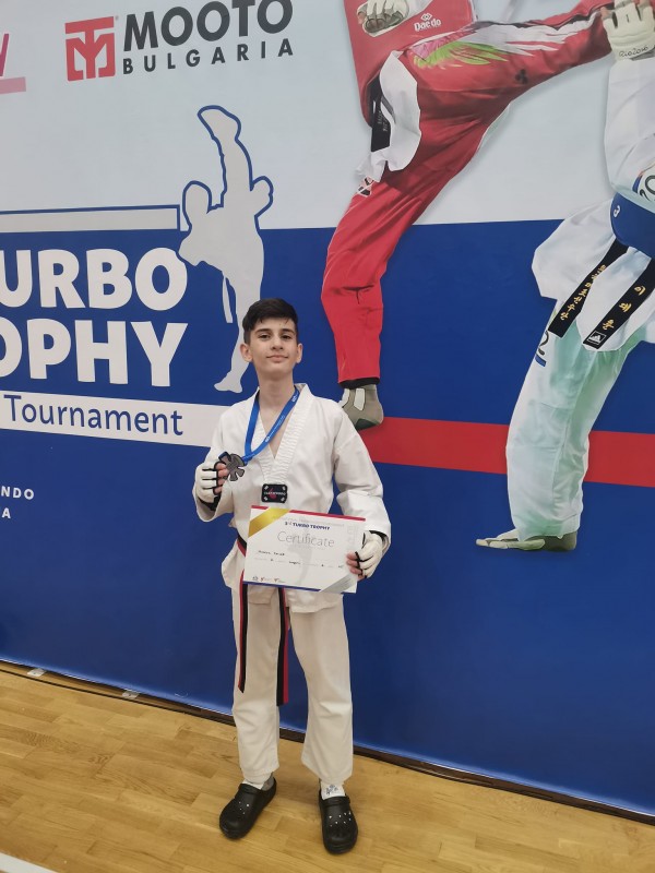 С общо 16 медала се завърнаха таекуондистите ни от международния турнир в Горна Малина