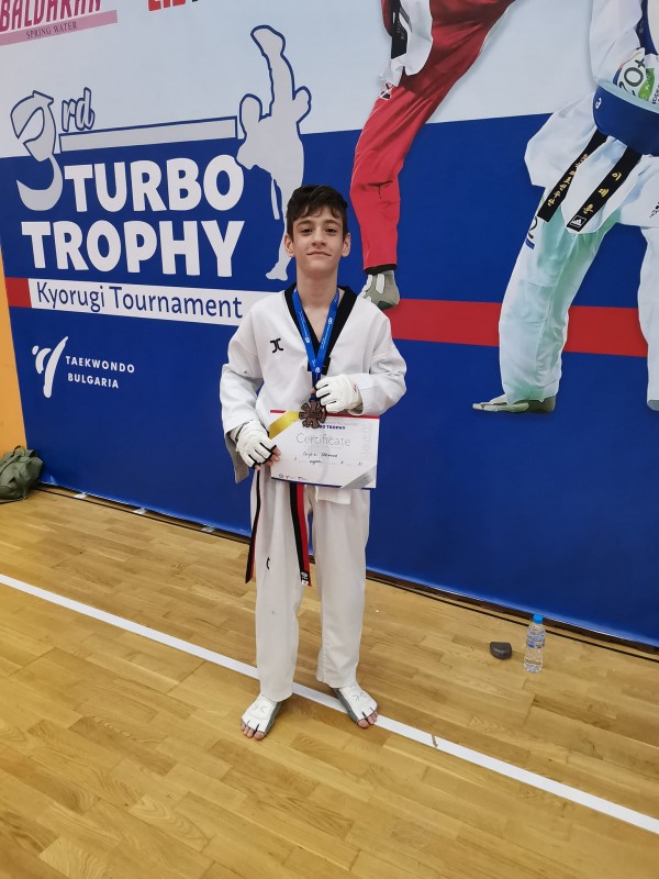С общо 16 медала се завърнаха таекуондистите ни от международния турнир в Горна Малина