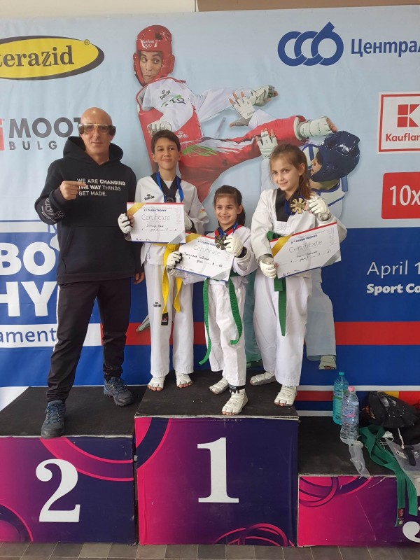 С общо 16 медала се завърнаха таекуондистите ни от международния турнир в Горна Малина