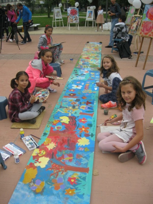Малките художници на Казанлък се обединяват, за да направят най-дългата рисунка
