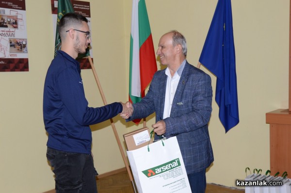 Наградиха най-добрите хаджиеновци от състезанието на Арсенал, което сложи финала на Месеца на професиите