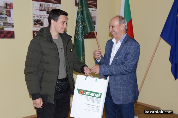 Наградиха най-добрите хаджиеновци от състезанието на Арсенал, което сложи финала на Месеца на професиите