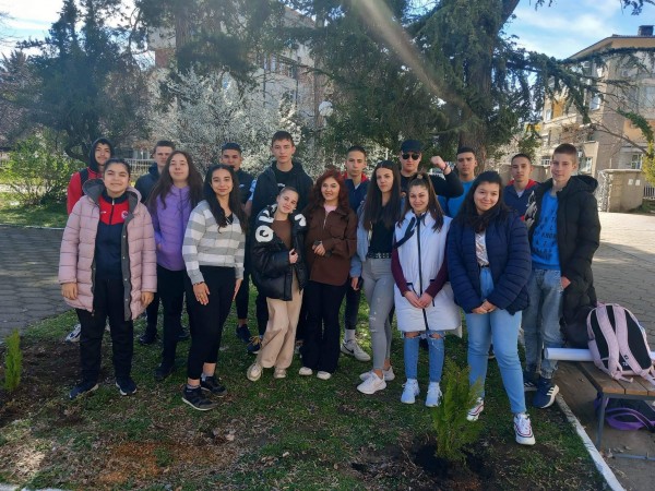 Десетокласници от ПХГ “Св. Св. Кирил и Методий“ засадиха дръвчета в двора на гимназията