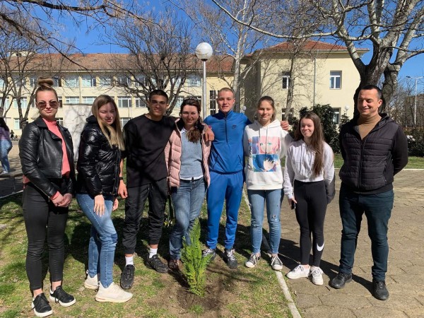 Десетокласници от ПХГ “Св. Св. Кирил и Методий“ засадиха дръвчета в двора на гимназията