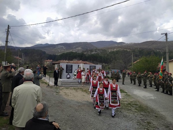 С тържествена церемония откриха Ясеновският войнишки паметник 