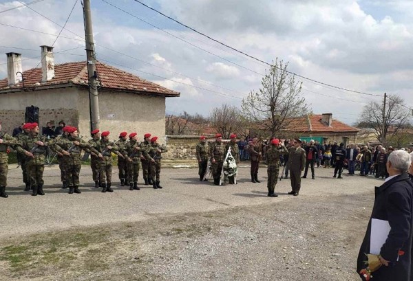 С тържествена церемония откриха Ясеновският войнишки паметник 