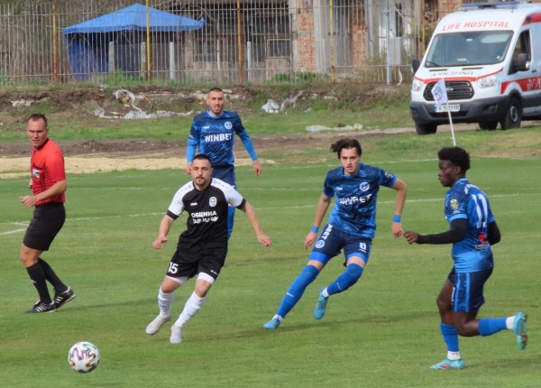 С категорична победа Розите надиграха “Черноморец“