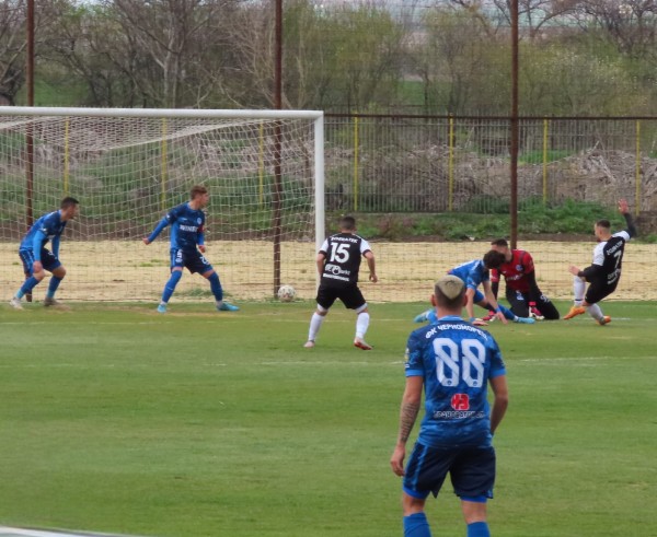 С категорична победа Розите надиграха “Черноморец“