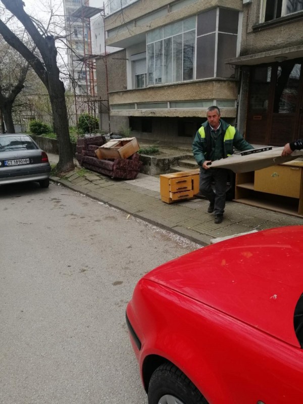 Казанлъчани изхвърлиха рекордните 137 490 кг. ненужни вещи и дрехи