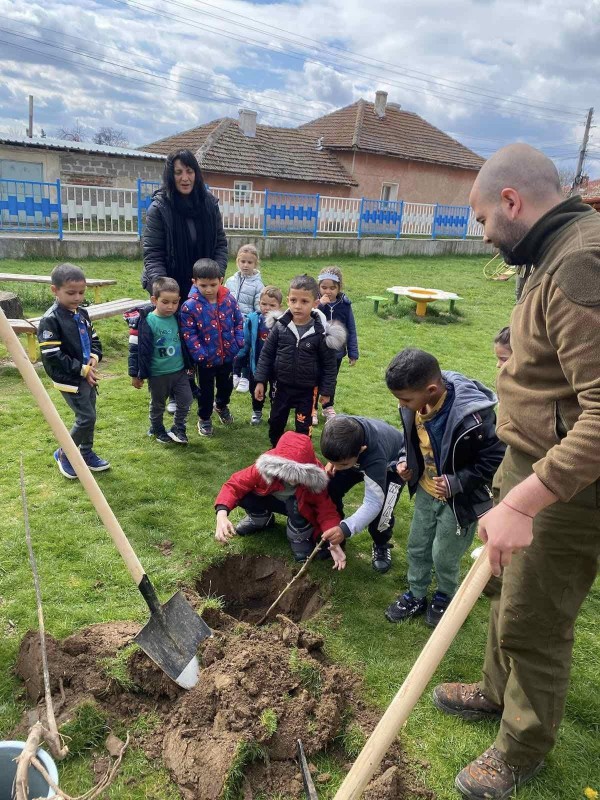 Малчугани и лесовъди от ДЛС “Мазалат” залесяваха в Седмицата на гората 