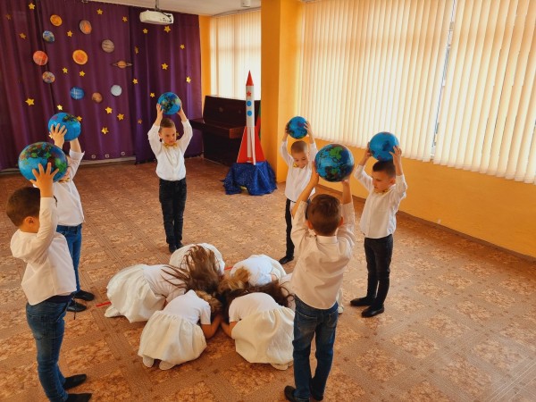 ДГ “Юрий Гагарин“ отбеляза патронния си празник с “космическо“ тържество