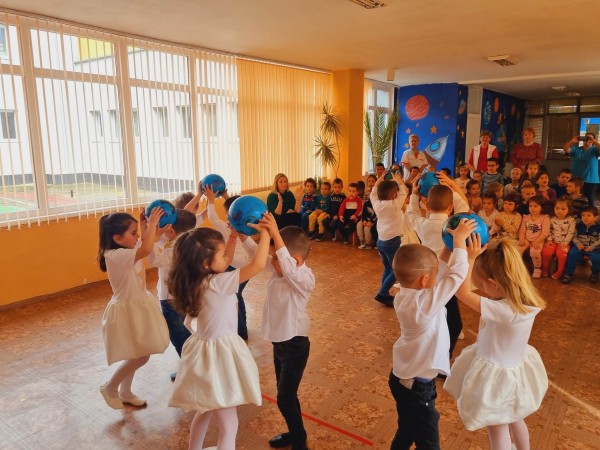 ДГ “Юрий Гагарин“ отбеляза патронния си празник с “космическо“ тържество