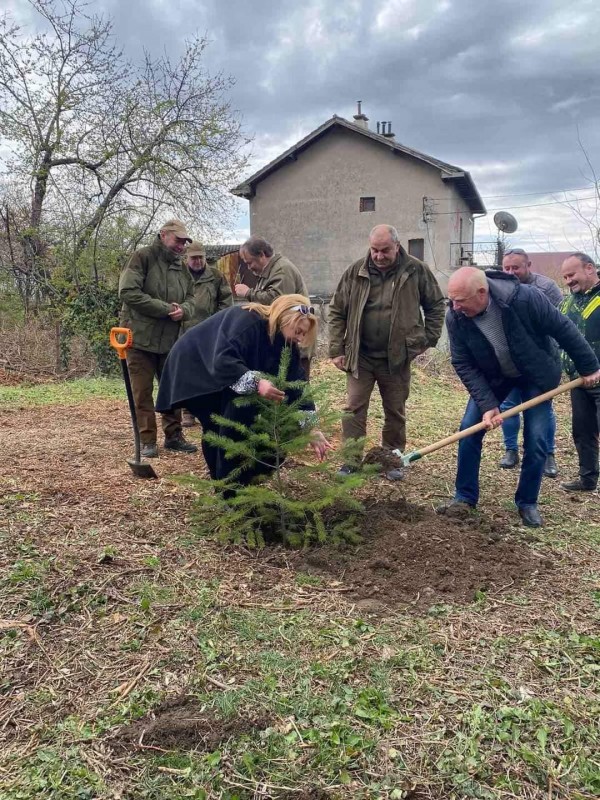 Община Казанлък, кметове и служители на Горското садиха дръвчета с благородна цел 