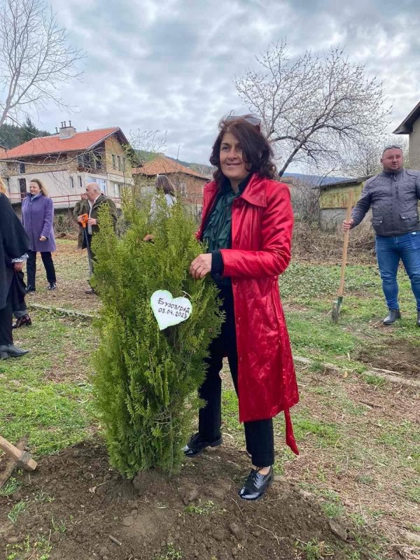 Община Казанлък, кметове и служители на Горското садиха дръвчета с благородна цел 