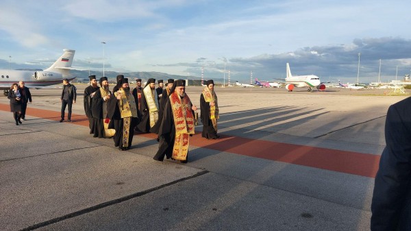 Благодатният огън пристигна в България