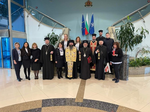 Благодатният огън пристигна в България