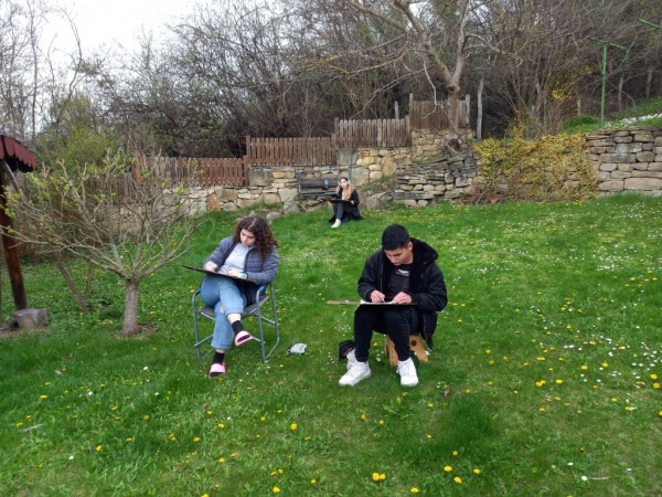 Младите художници от “Арт линия“ се завърнаха от пролетния пленер в село Яковци