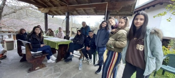 Младите художници от “Арт линия“ се завърнаха от пролетния пленер в село Яковци