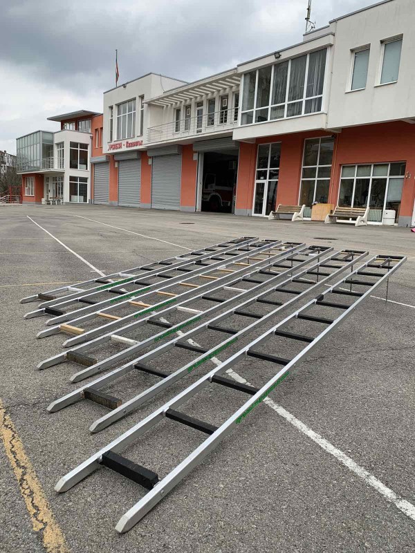 Пожарната в Казанлък получи нова мотопомпа и 4 щурмови стълби