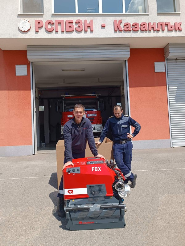 Пожарната в Казанлък получи нова мотопомпа и 4 щурмови стълби