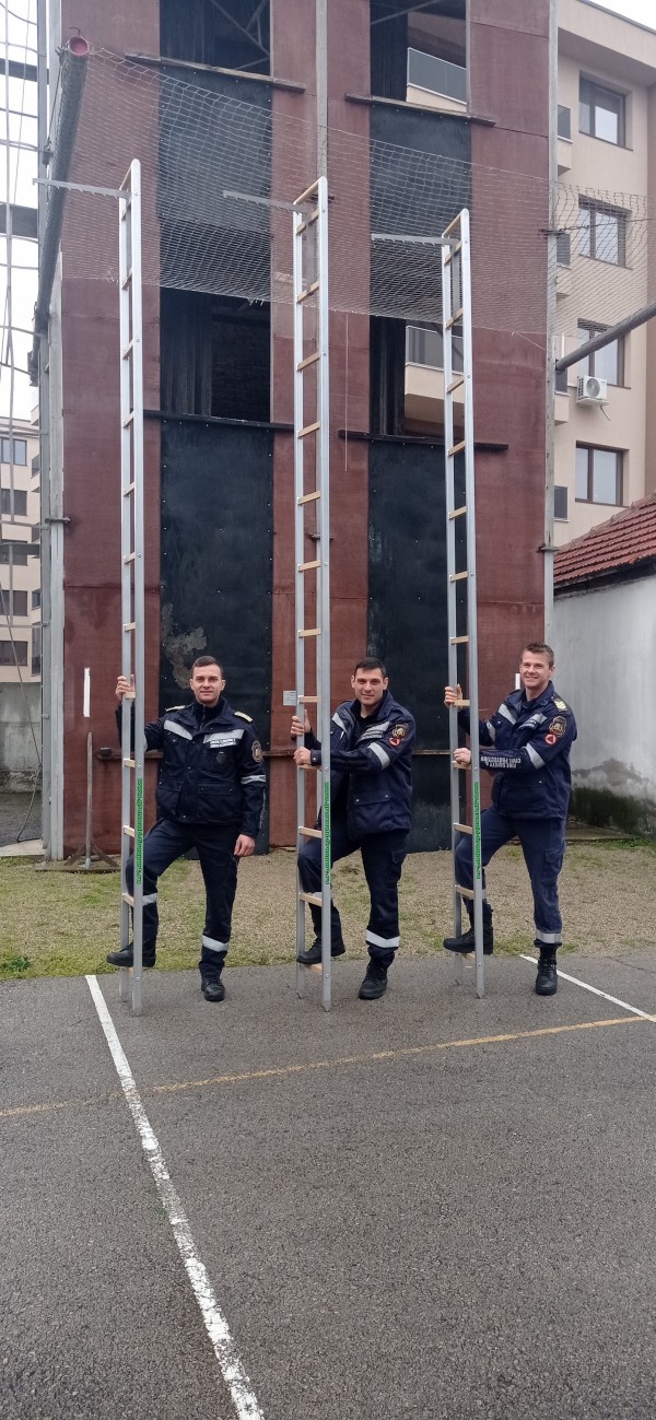 Пожарната в Казанлък получи нова мотопомпа и 4 щурмови стълби