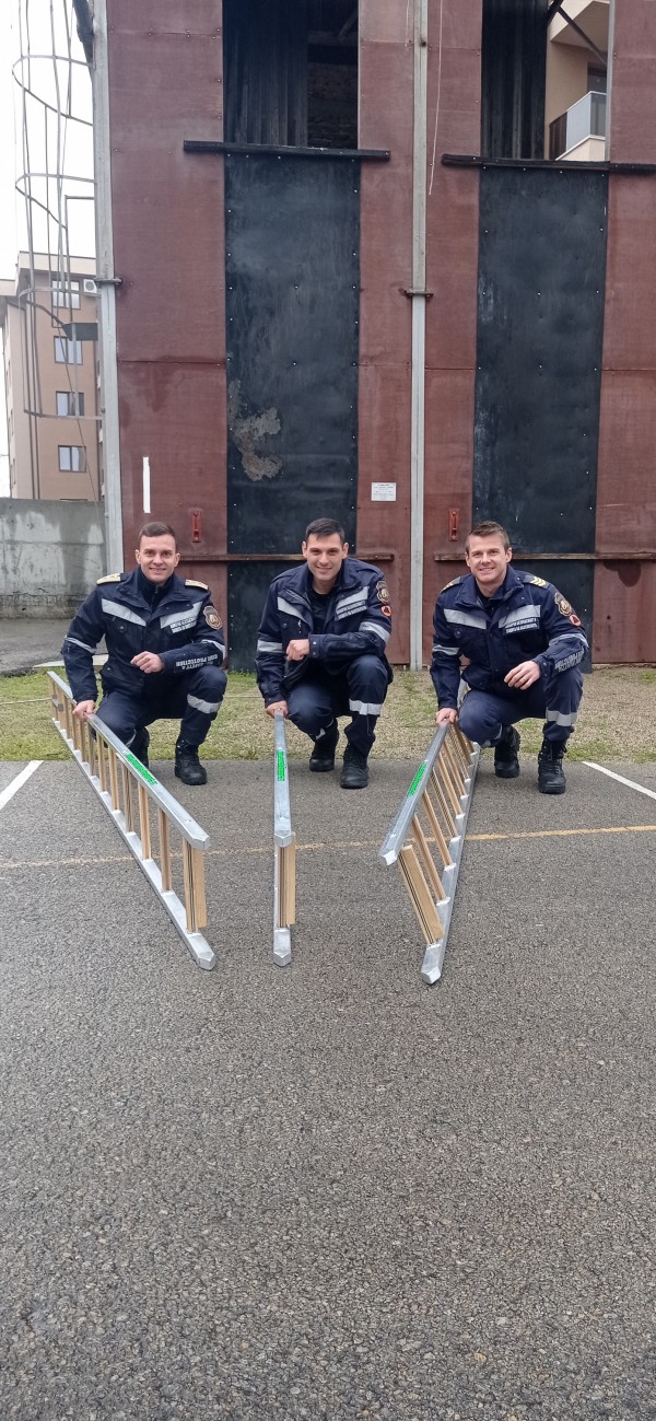 Пожарната в Казанлък получи нова мотопомпа и 4 щурмови стълби