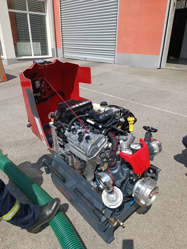 Пожарната в Казанлък получи нова мотопомпа и 4 щурмови стълби