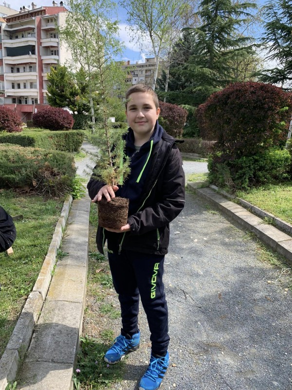 Ученици от ОУ “Георги Кирков“ и младежи от МОС засадиха дръвчета в парк “Васил Левски“