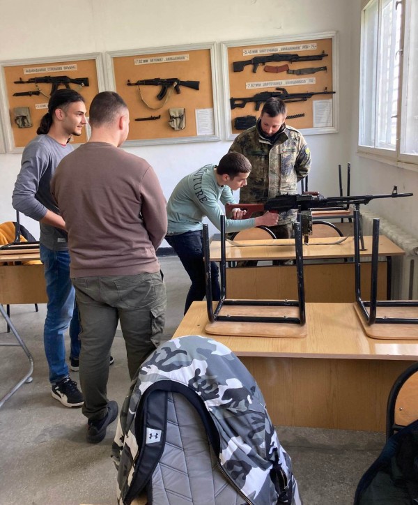 Ученици от 5 казанлъшки гимназии се обучават в клуб „Приятели на армията”