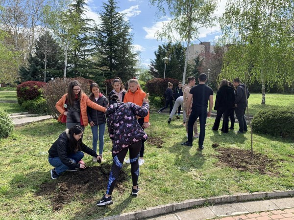 Ученици от ОУ “Георги Кирков“ и младежи от МОС засадиха дръвчета в парк “Васил Левски“