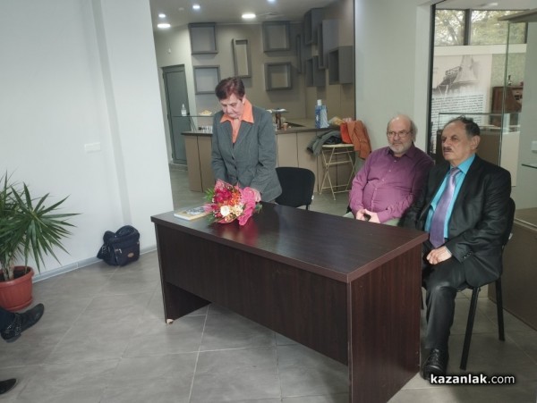 Интересни исторически факти, спомени и задълбочени проучвания за Казанлък и един негов квартал представи в новата си книгата Стефан Саранеделчев