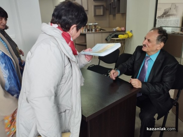 Интересни исторически факти, спомени и задълбочени проучвания за Казанлък и един негов квартал представи в новата си книгата Стефан Саранеделчев