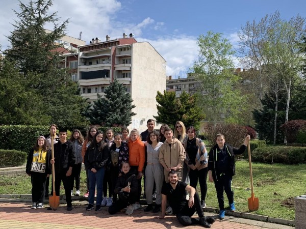 Ученици от ОУ “Георги Кирков“ и младежи от МОС засадиха дръвчета в парк “Васил Левски“