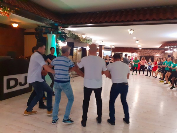 Танцовите клубове “Шипченка“ и “Извори“ отбелязаха рождения си ден заедно с буйна хоротека