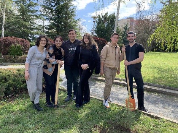 Ученици от ОУ “Георги Кирков“ и младежи от МОС засадиха дръвчета в парк “Васил Левски“