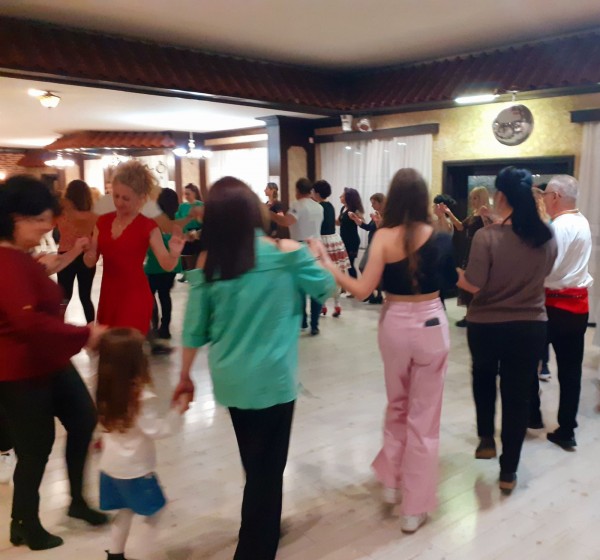 Танцовите клубове “Шипченка“ и “Извори“ отбелязаха рождения си ден заедно с буйна хоротека