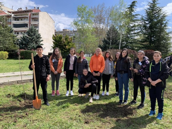 Ученици от ОУ “Георги Кирков“ и младежи от МОС засадиха дръвчета в парк “Васил Левски“